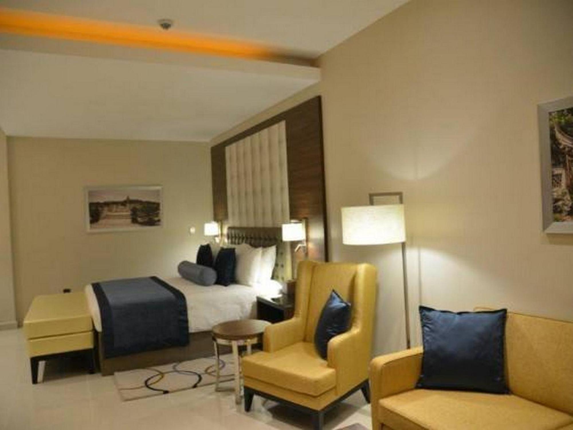 Room In Lodge - The Envoy Hotel And Suites أبوجا المظهر الخارجي الصورة